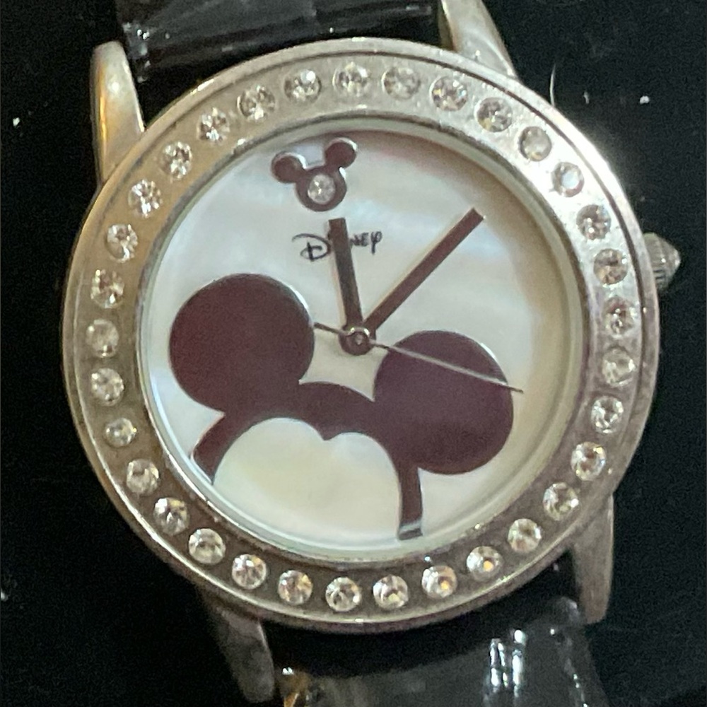 Disney:Pearlized back round with silver top of Mickey head on watch face w/ CZ.